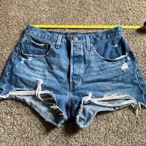 Levi’s 501 distressed jean shorts size 30 button front
